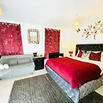 Igloo Magnolia I Breakfast I Free Parking Homestay